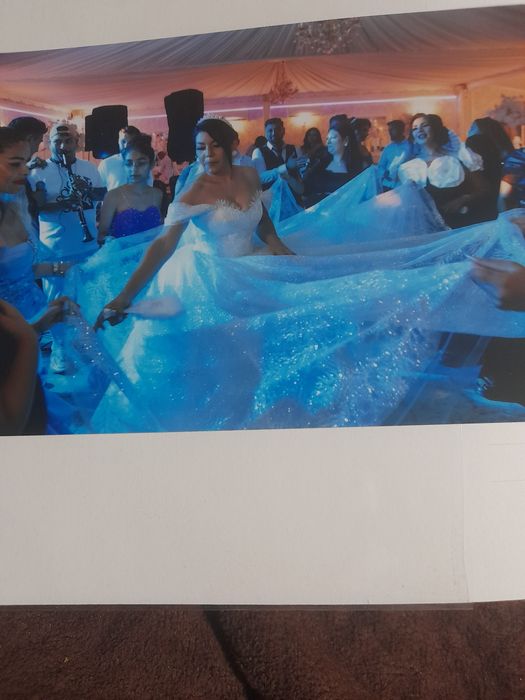 Rochie mireasa cu crinolina tip printesa  cu umeri cazuti