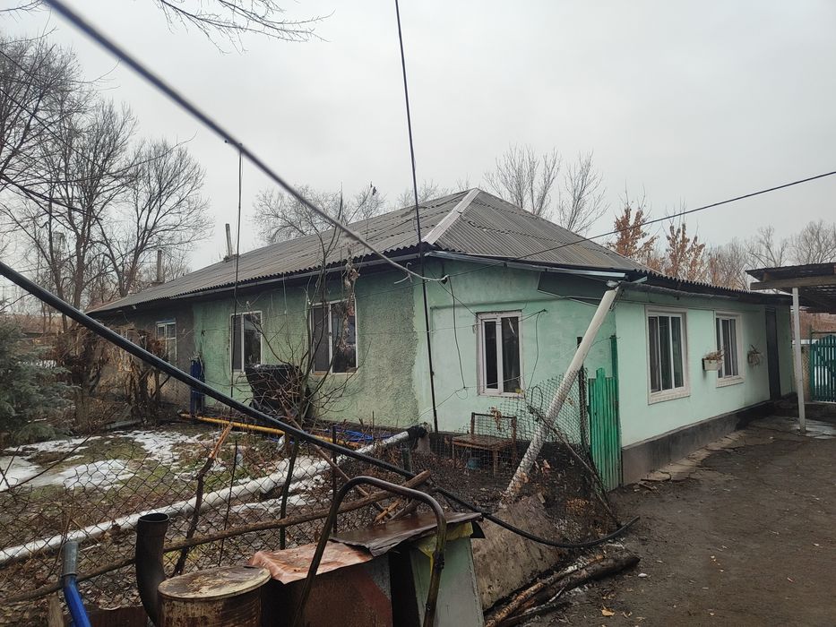 Продам два дома один двор.