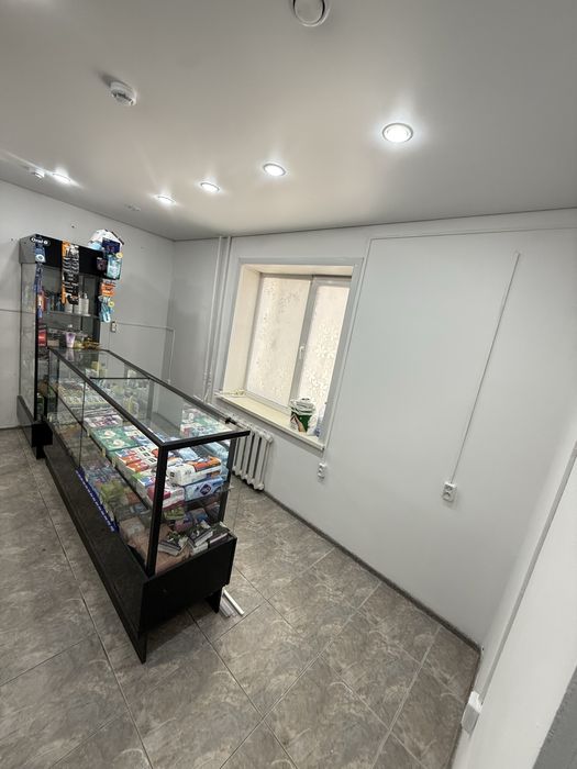 Продам стеклянные  стелажи