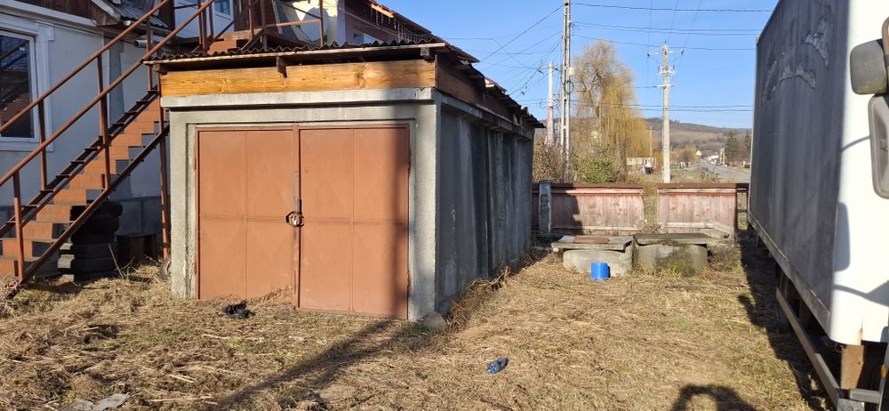 Garaj din beton cu usi