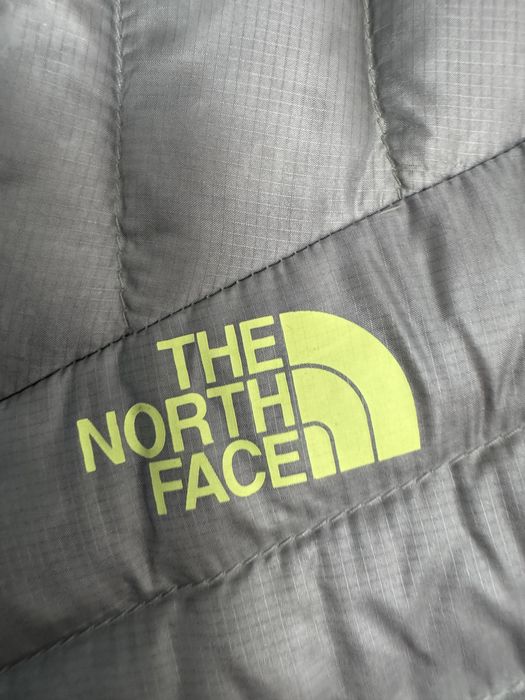Vesta Nord Face cu umputura de puf natural