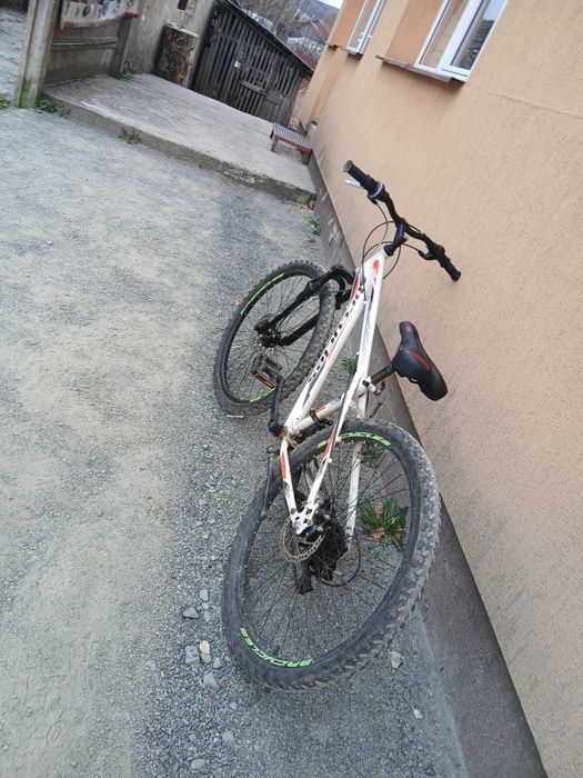 Bicicletă hard tail