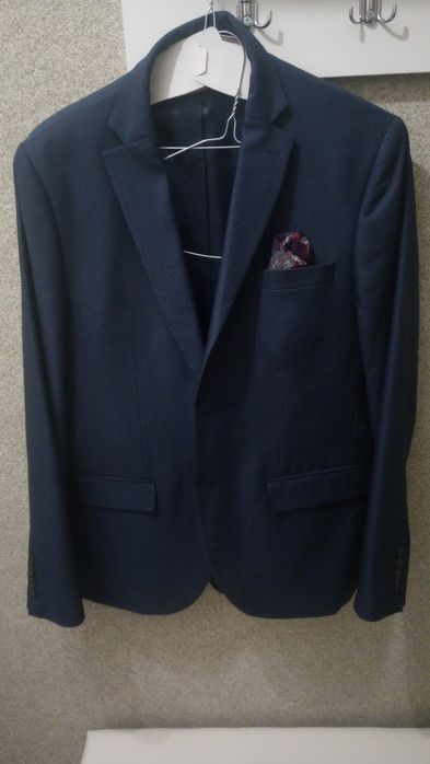 Абитуриентски костюм