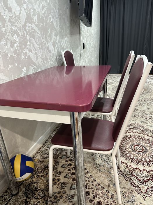 Стол со стульями