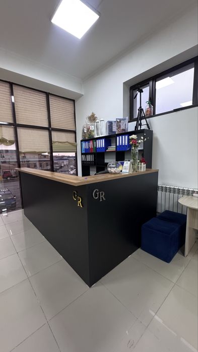 Ресепшен с полками