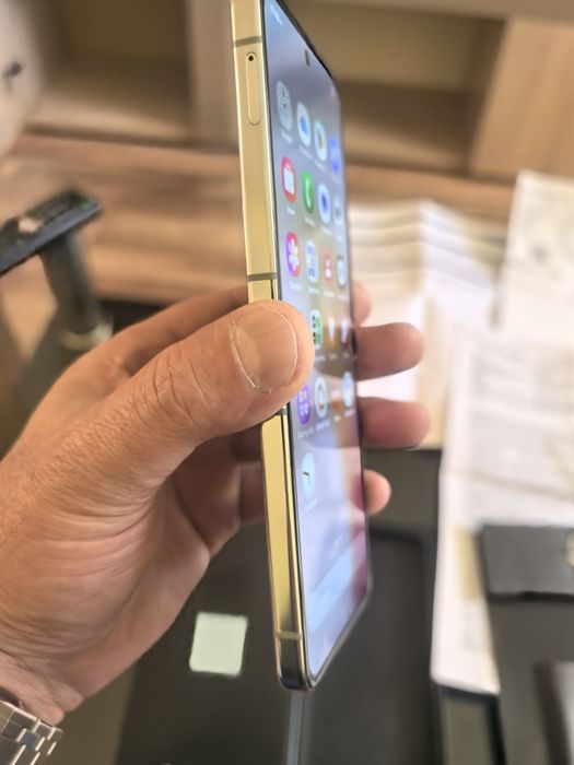 Samsung z flip 5 256G.