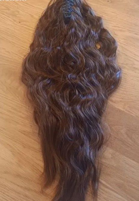 Дълга кафява опашка с шнола