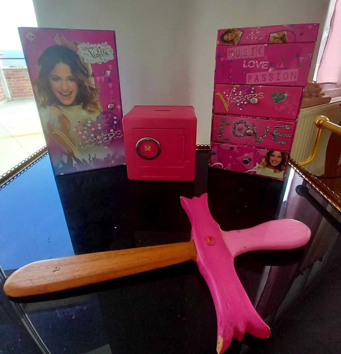 Колаж Монстърхай Дисни принцеси органайзер Виолета Фотьойл Куче Мопс