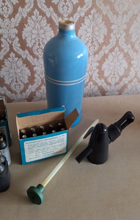 Продавам ретро автомат за газиране на вода с патроните