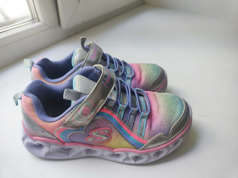 Продам кроссовки Skechers на девочку
