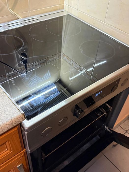 Продавам стъклокерамична готварска печка Gorenje EC6352XPA (Инокс) + Т