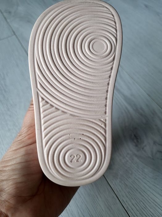 Босоножки для девочек 22 размер.