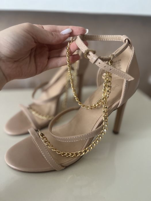 Сандали на ток от Dezee