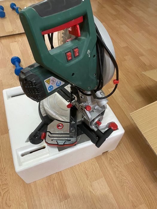 Торцовочная пила Metabo KS 216 M Lasercut