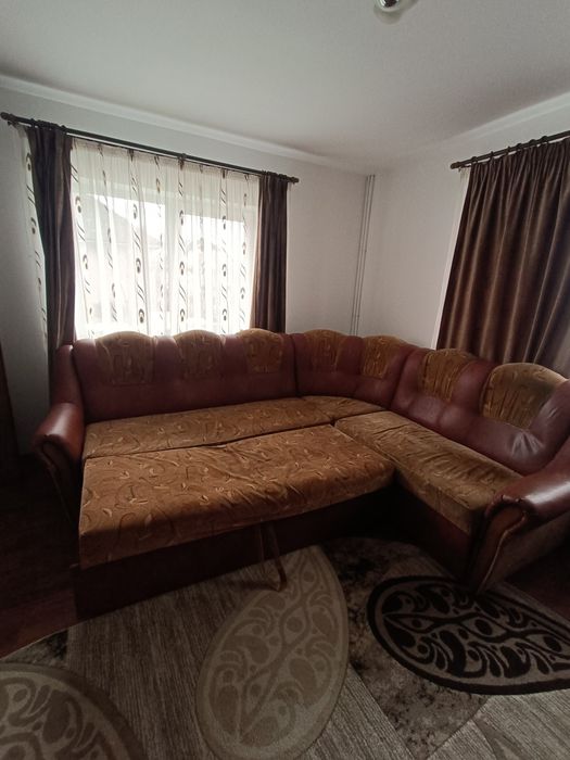 Colțar extensibil, culoare maro – confortabil și practic.