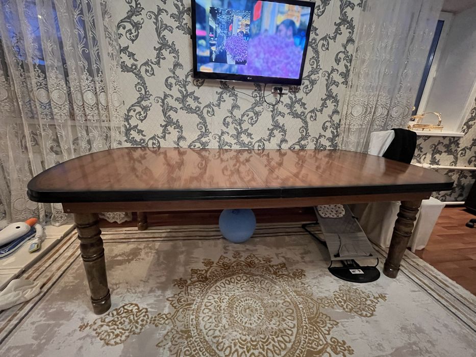 Продою стол для гостей