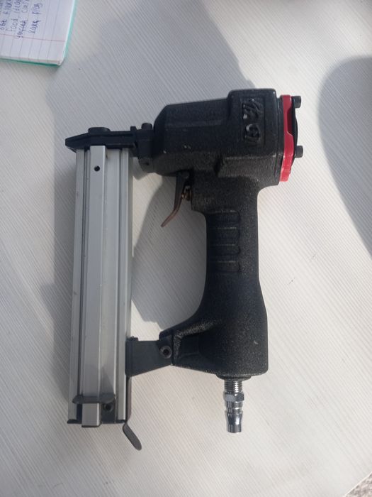 Пневмо пистолет для гвоздей