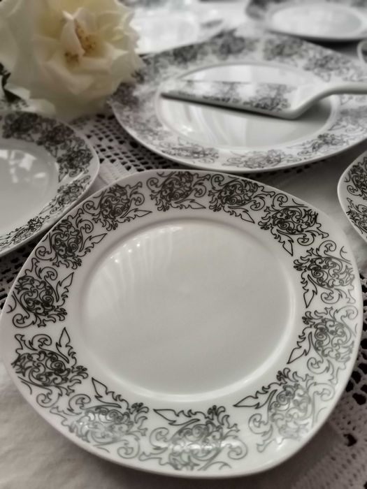 Set Porțelan 8 Piese – Farfurii și Paletă Tort