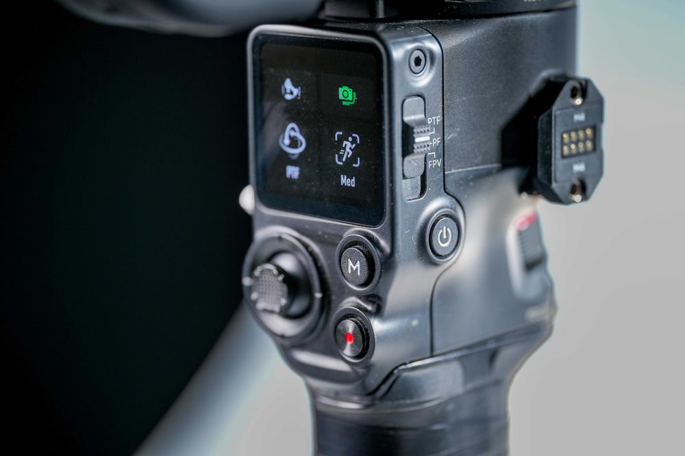 DJI Ronin RS 3 Pro – Отлично състояние, чисто нови рамена и мотори