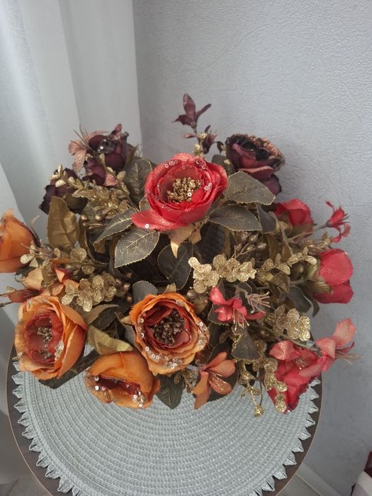 Цветы искусственные в корзине