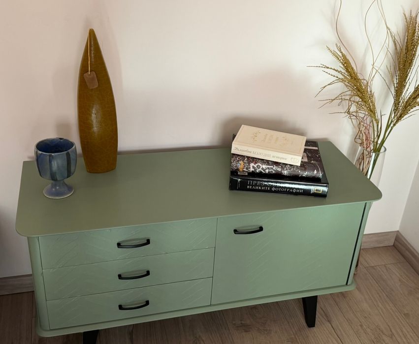 Елегантно Шкафче