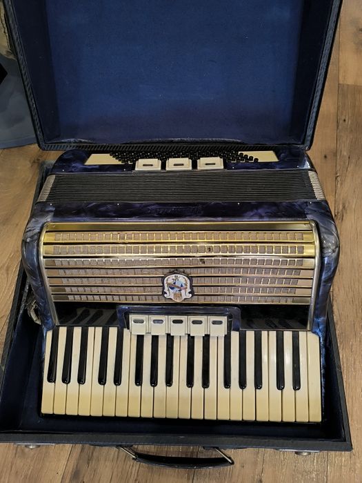 Продаю аккордеон Weltmeister