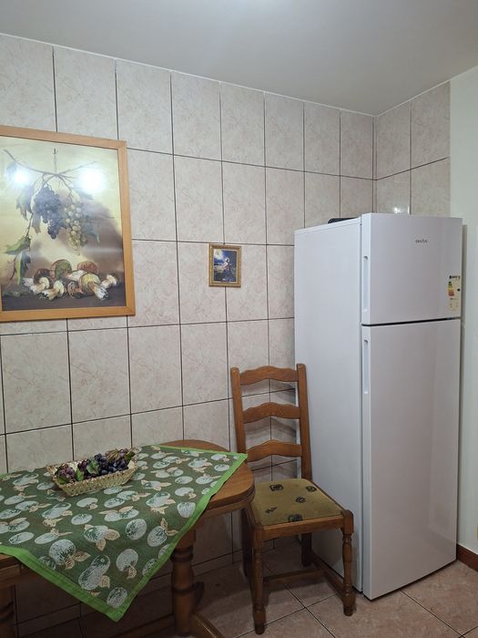 Închiriez apartament 2 camere, parter – Focșani, Central, lângă Liceul Cuza | Ideal pentru locuit sau ca spațiu comercial