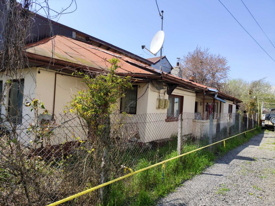 La 3 km de Campina, in Banesti, casa batraneasca, teren 584 mp