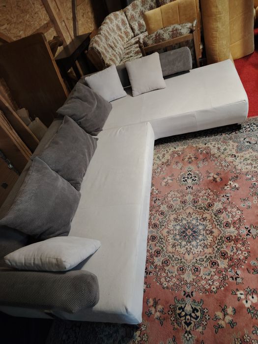 Colțarul cu extensie și taburet.