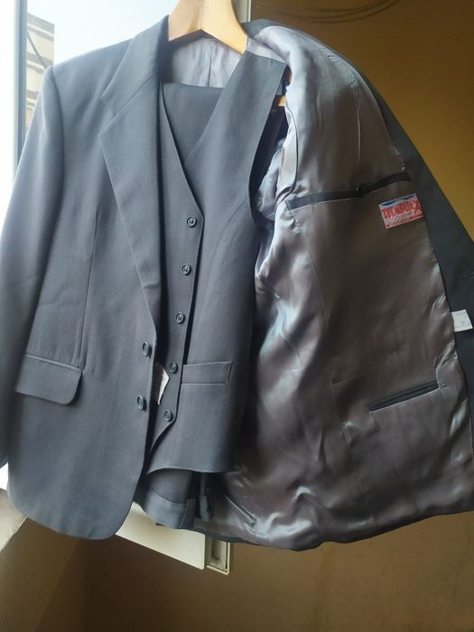 Костюм мужской тройка