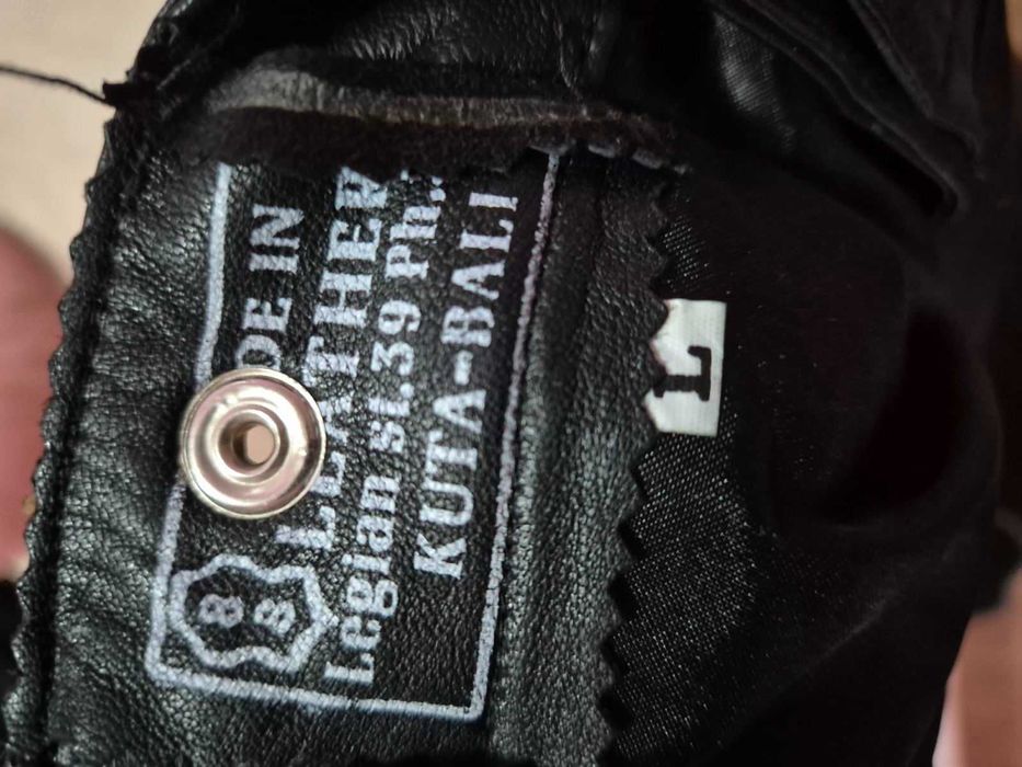 Черен кожен панталон за пистов мотор.