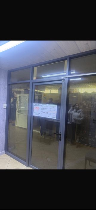 Алюминиевые перегородки с дверью