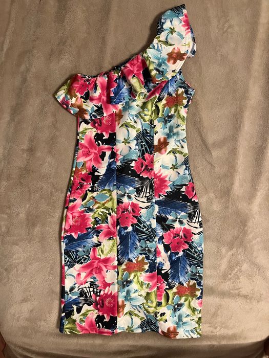 Асиметрична рокля с цветя