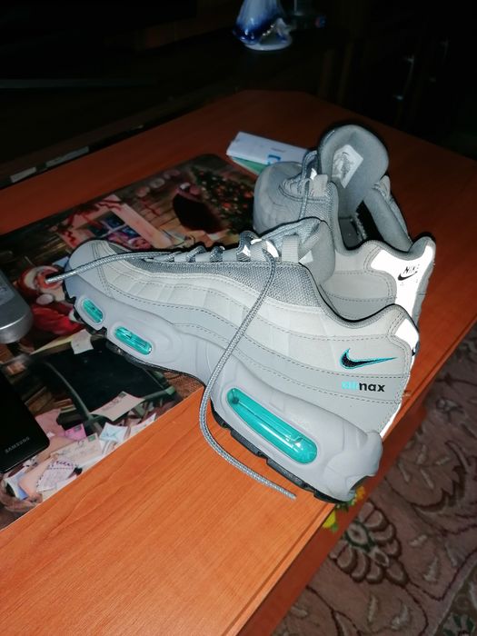 Vînd 2 perechii adidași noi 400lei