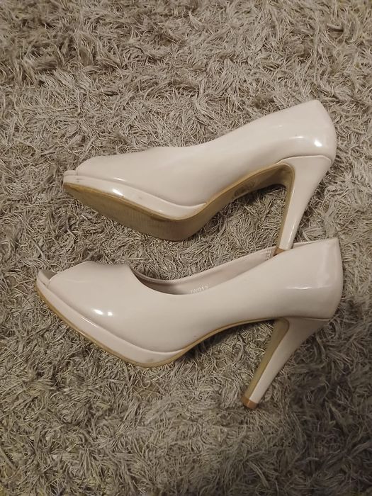 Pantofi cu toc crem