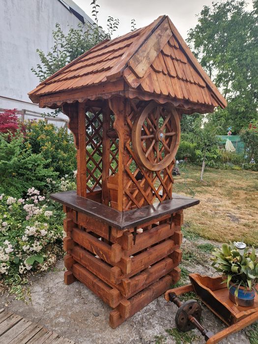 Fantana decorativa din lemn pentru gradina