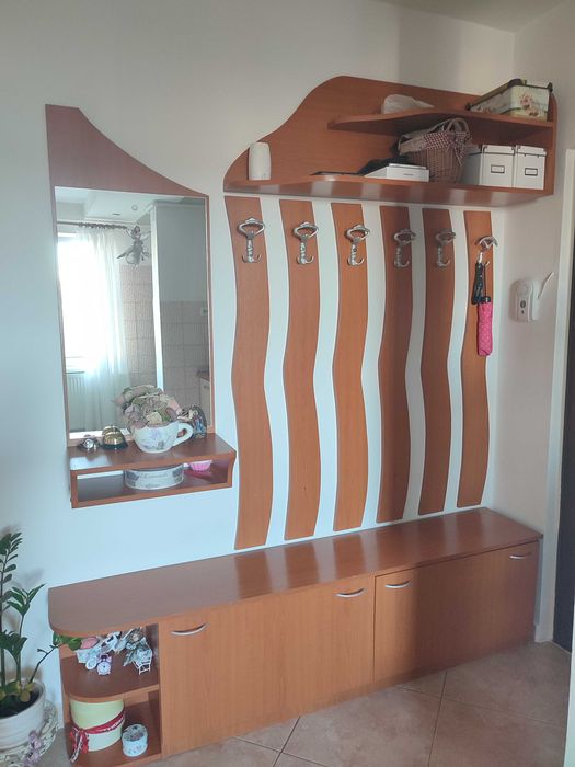 Vând mobila hol din pal.