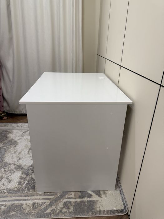 Письменный стол в идеальном состоянии