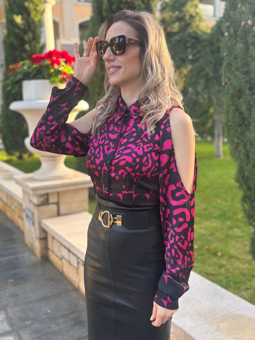 Дамска сатенена риза в черно-розов животисни принт с голи рамене
