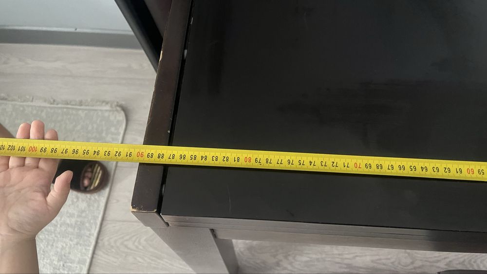 Стол и винтажная люстра