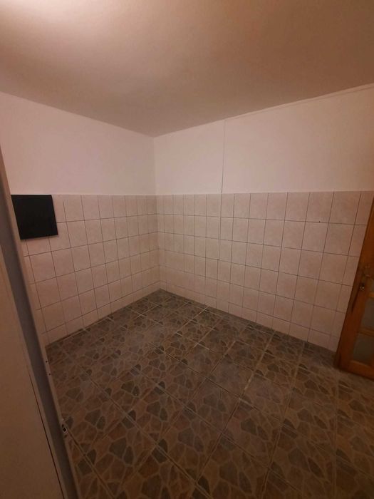 VAND APARTAMENT 2 CAMERE, IASI, ROND ZIMBRU! Fost cabinet medical, la parter cu iesire separata, cu centrala termica proprie.