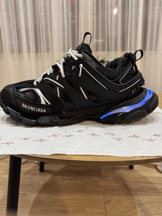 Blaenciaga track led