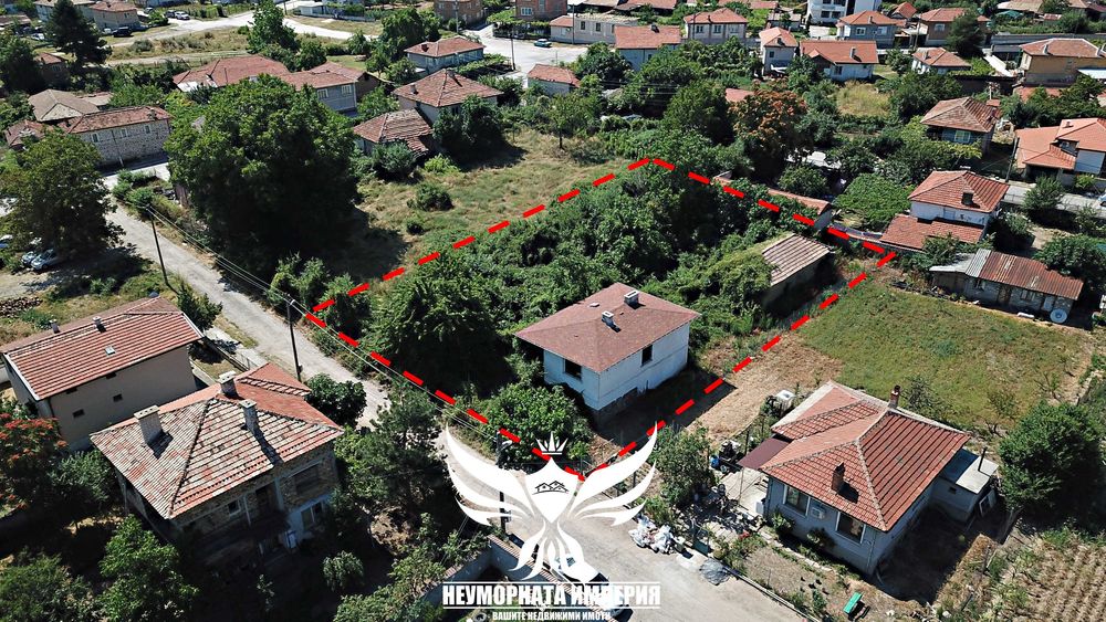 Продавам двуетажна къща 160РЗП и селскостопанска сграда 50кв.м. с широк двор 850кв.м. в с.Тополово