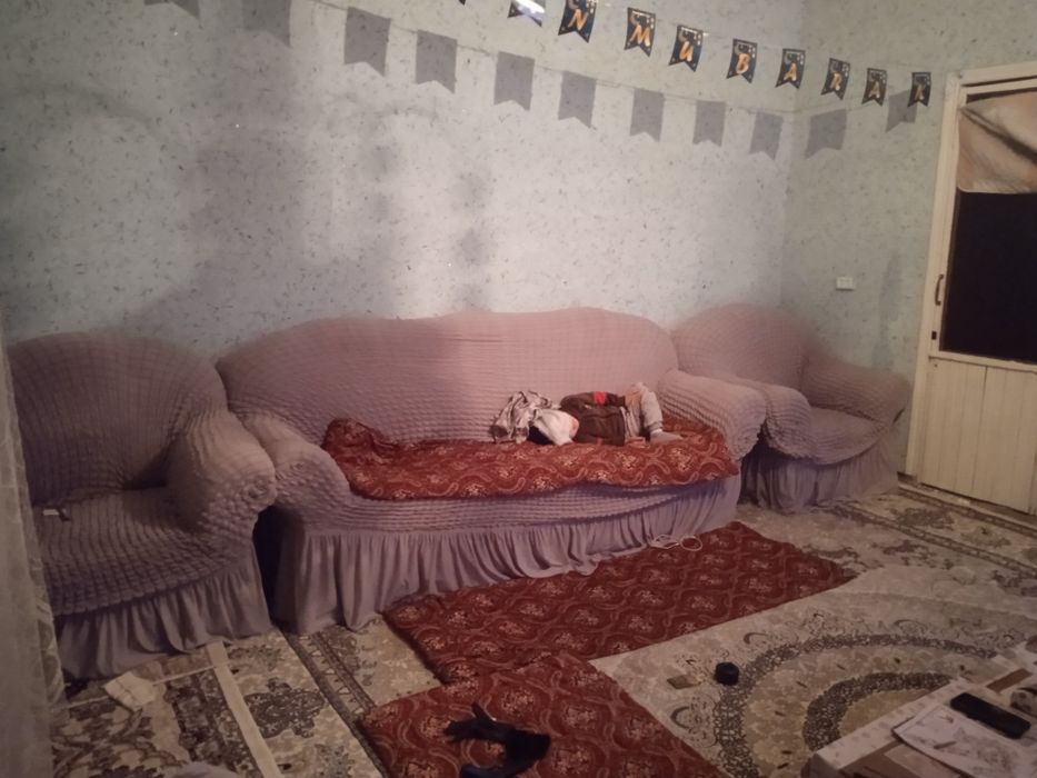 Divan koʻchayotganimiz tufayli zudlik bilan sotiladi .