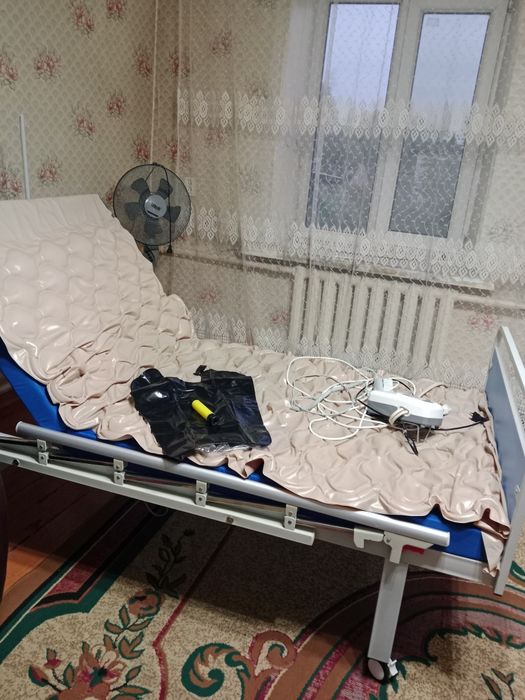 Кровать для лежачих больных.