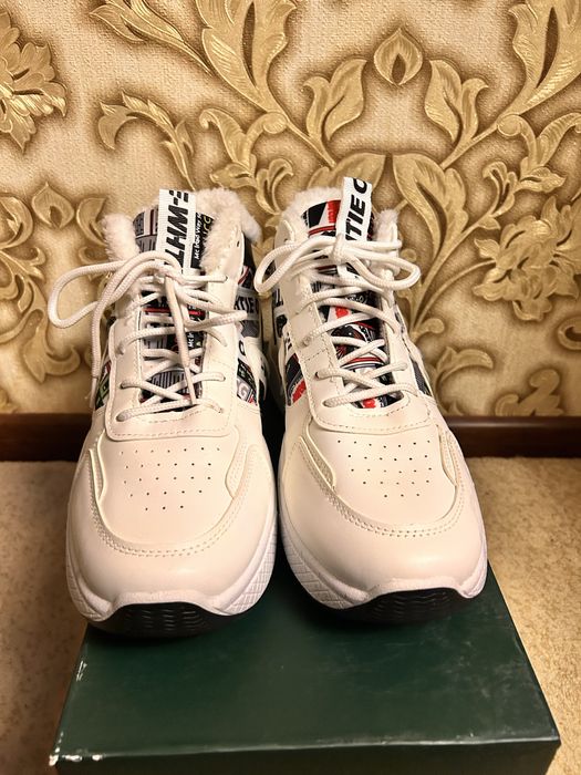 Кроссовки продаются новый не поношенный 40 размер