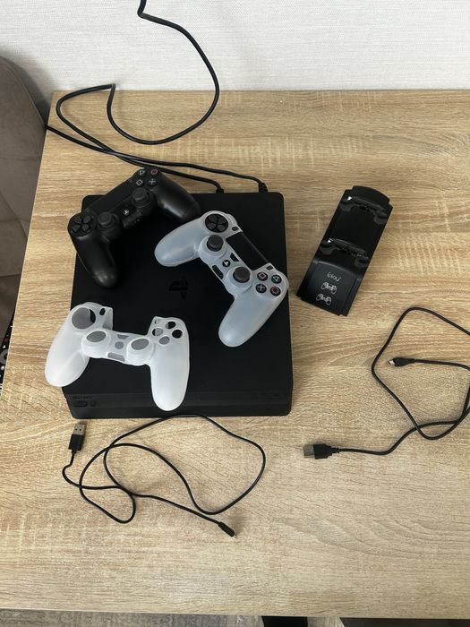 Продам PS4 slim 1 Tb