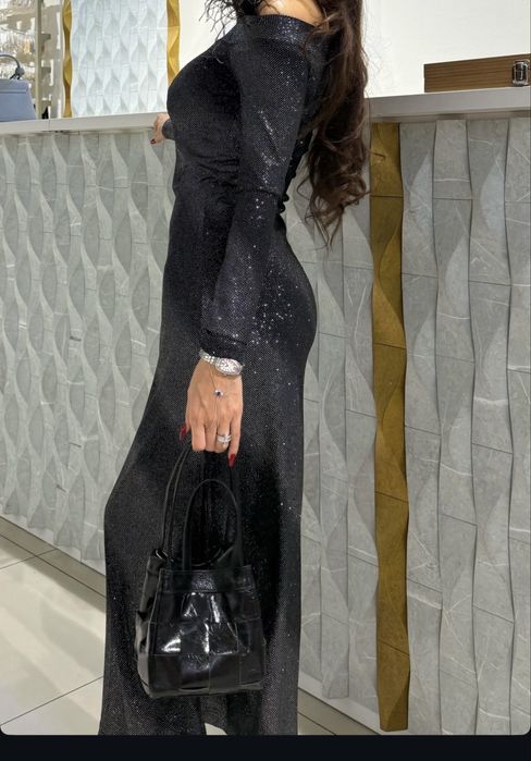 Блестящее платье.