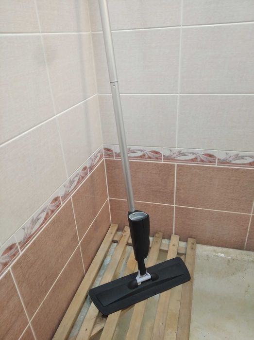 Швабра с распылителем.