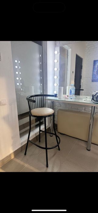 Зеркало, , стеллаж, маникюрный стол, подсветка,стул,кушетка складная.